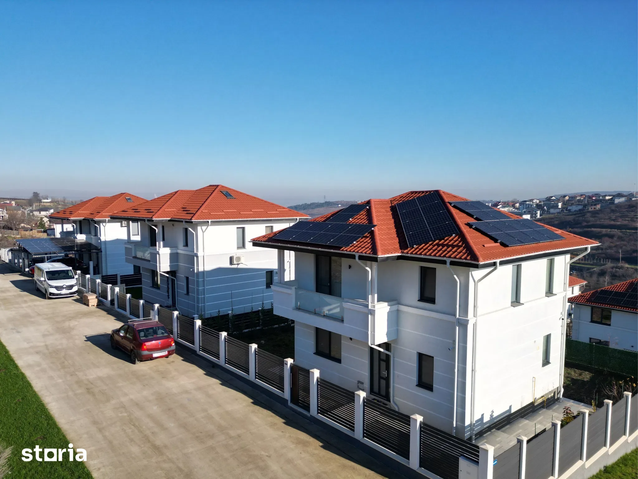 Șir de case finalizate în Eurovillage Manta Roșie, cu panouri solare